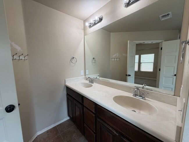 Building Photo - Beautiful and Cozy 3bed/2bath with an Office Available in North Norman!