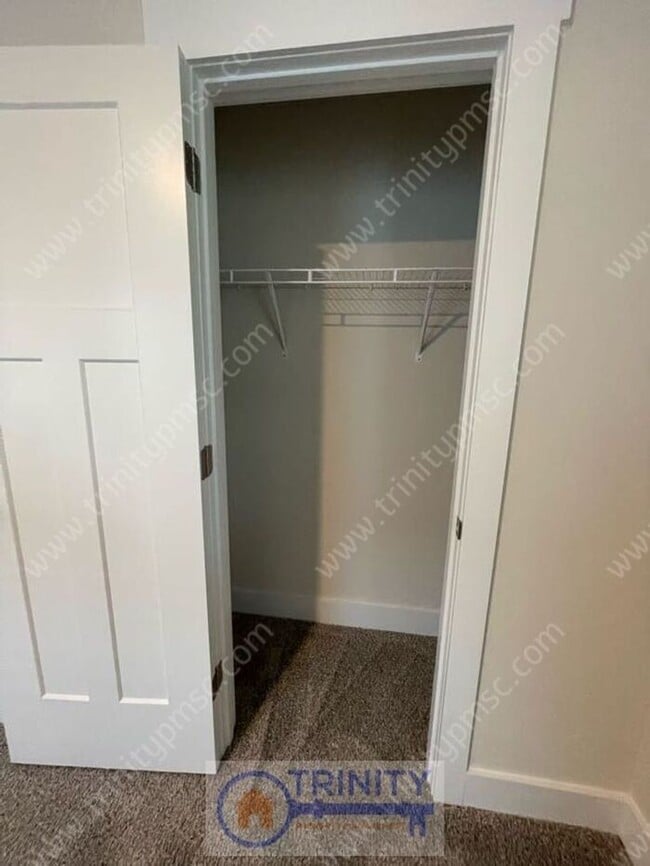 Building Photo - Beautiful and spacious! Ready for move in!