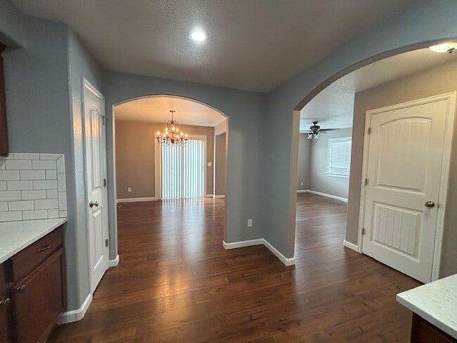 Building Photo - 4 Bedroom 3.5 Bath Townhome in Saddle Ridg...