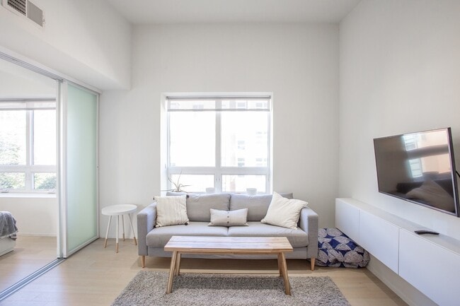 Building Photo - 2 Bed/2 Bath  Modern Condo in the Heart of Adams Morgan