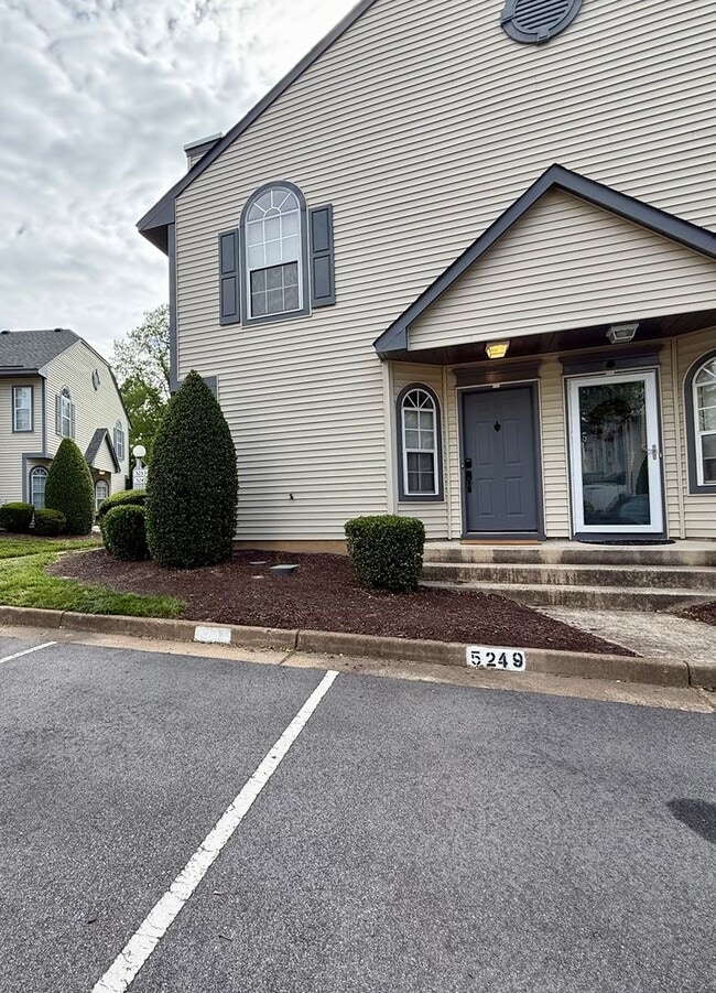 Building Photo - Bright and spacious 2 bed, 2.5 bath condo in the heart of Virginia Beach!