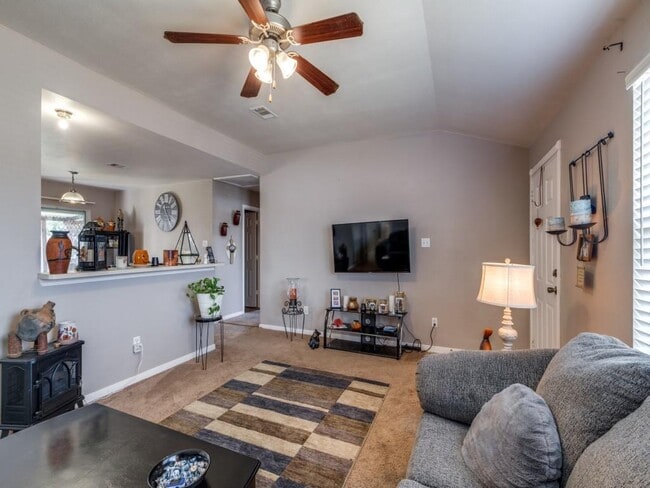Building Photo - 9651 Oak Hill Dr