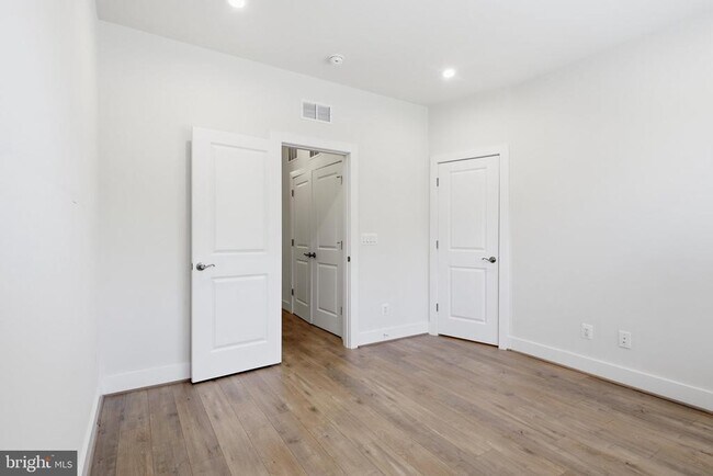 Building Photo - 2252 S Glebe Rd