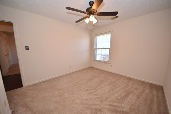 Building Photo - Very nice 3 bed 2 bath home near E. Holmes...