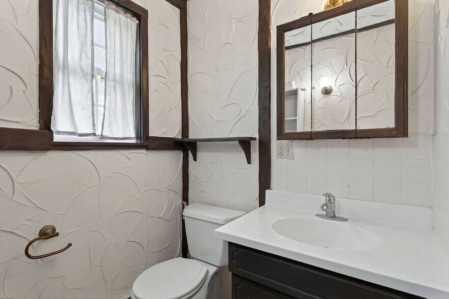 Building Photo - 178 Exeter