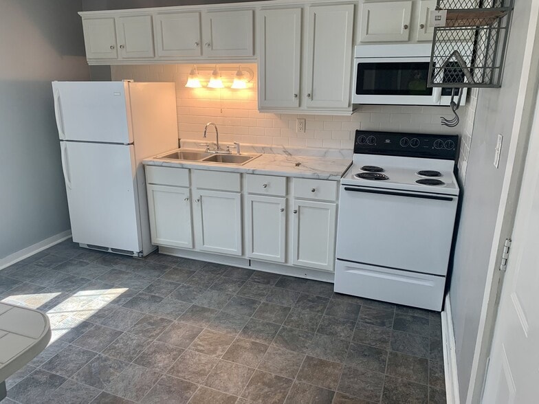 Building Photo - 105 3rd Ave