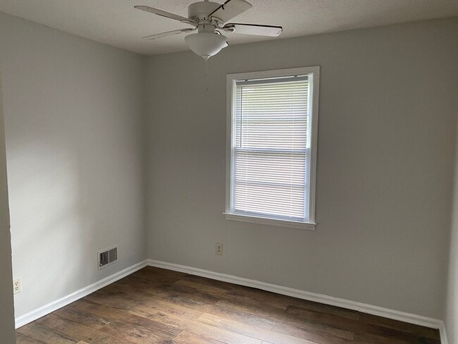 Building Photo - 145 Aster Cir