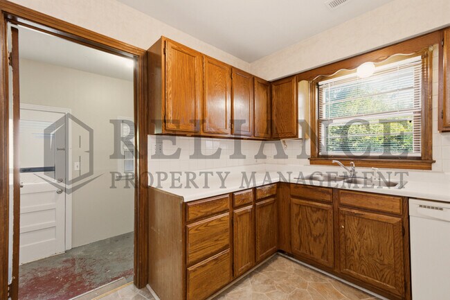 Building Photo - 1620 E Selma St
