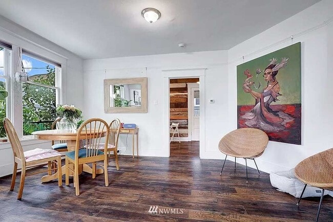 Building Photo - 2015 E James St