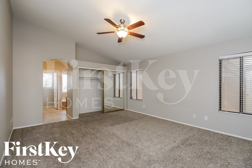 Building Photo - 306 E Vaughn Ave