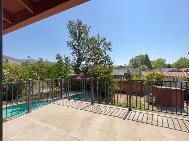 Building Photo - Spacious Three Bedroom Calistoga Home