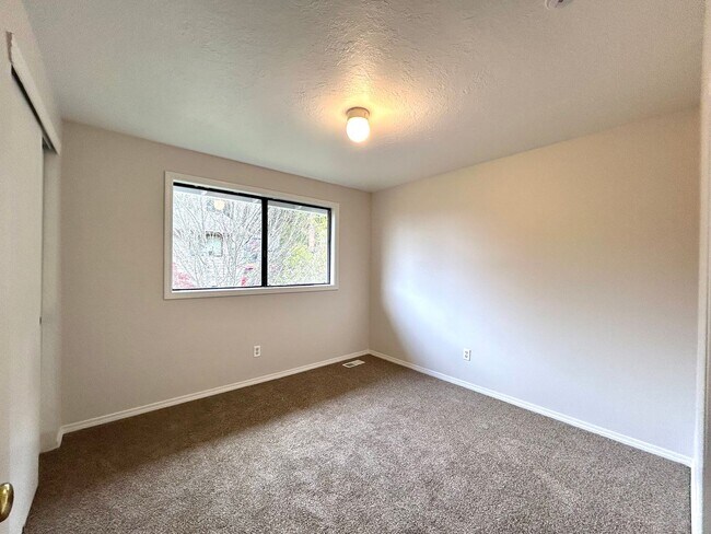 Building Photo - Large 4 Bed, 2.5 Bath House! Landscaping Included!