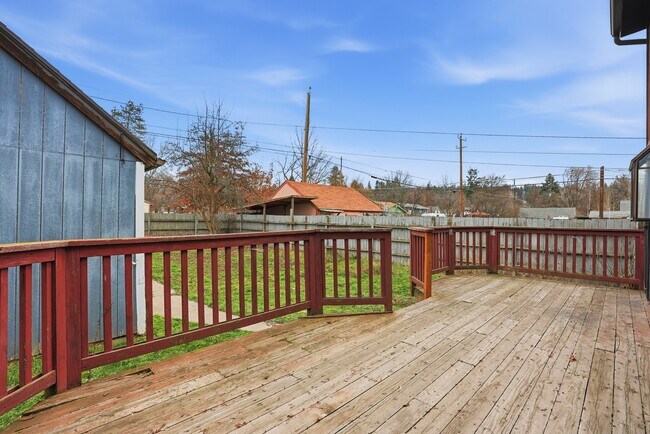 Building Photo - 611 S Ferrall St