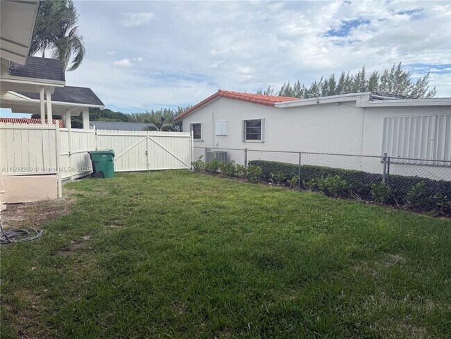 Building Photo - 8242 SW 43rd Terrace