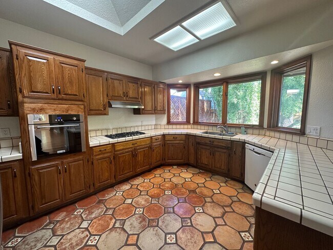 Building Photo - 406 N Santa Cruz Ave