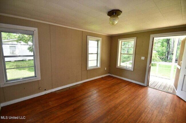 Building Photo - Cute home in Leakesville