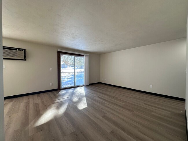 Building Photo - Noble Estates |||