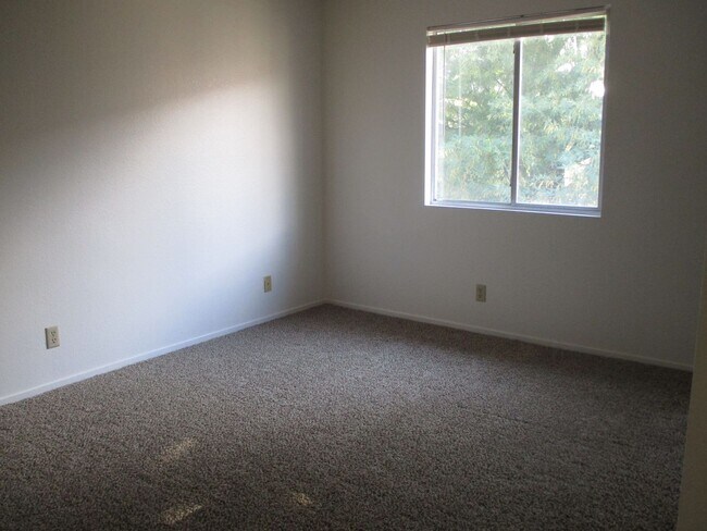 Building Photo - APPLICATION APPROVED- Rock Springs I Condo...