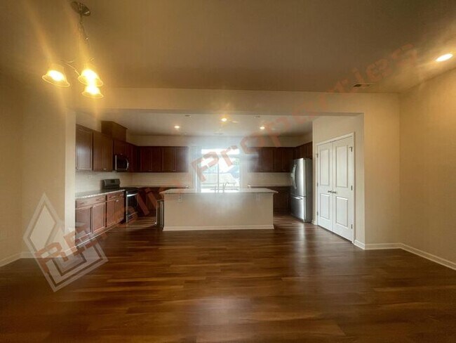 Building Photo - Luxury 3 Story 4 BD/3.5 Bath Townhome @ Sm...