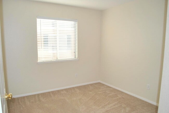 Building Photo - Bright & Modern Townhouse in Beautiful Danville! Close to Blackhawk Plaza!