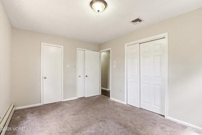Building Photo - 19 Oak Leaf Dr