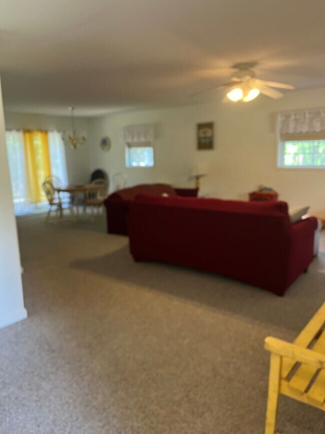 Building Photo - 3 Bedroom/2 Bathroom Furnished Rental Available through March 31, 2027