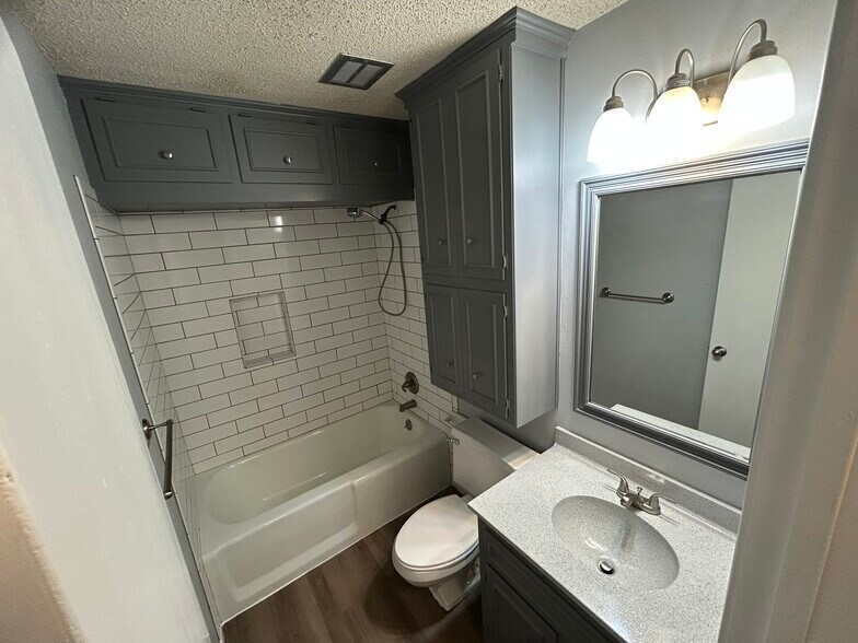Guest Bath - 4506 65th St