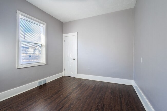 Building Photo - Spacious and Inviting 3 Bed 2 Bath House!