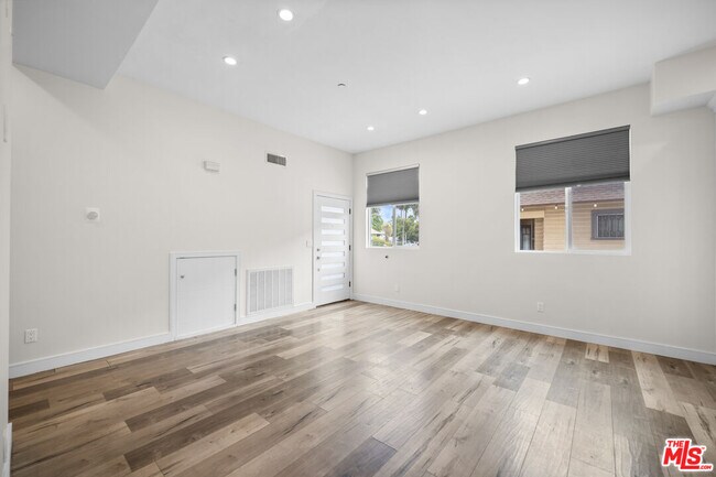 Building Photo - 3955 1/2 S Budlong Ave