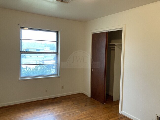 Building Photo - 310 Prather Dr