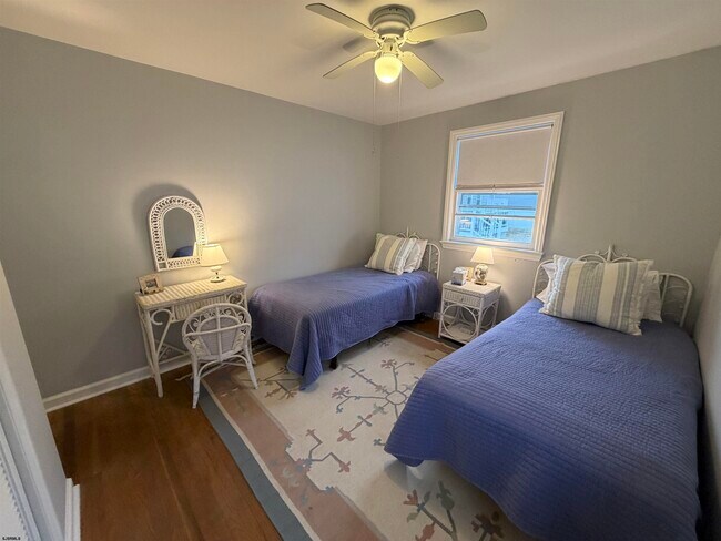 Building Photo - 33 N Gladstone Ave