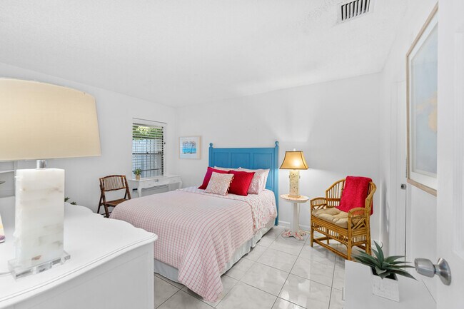 Building Photo - 2221 Florida Blvd