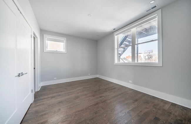 Building Photo - 556 W 18th St