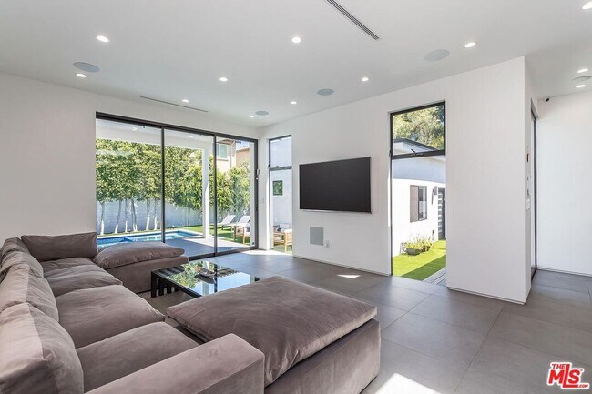 Building Photo - 1948 S Point View St