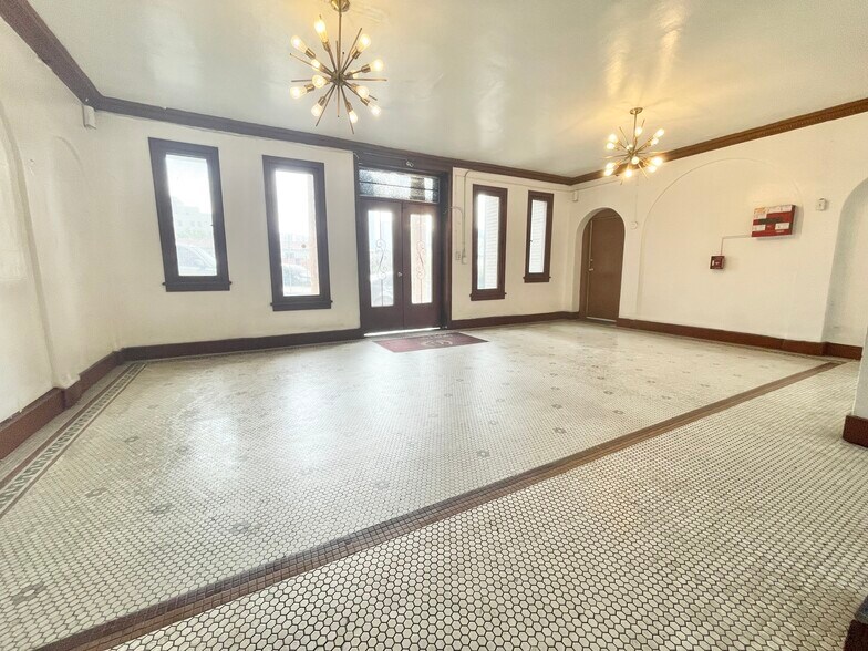 Building Photo - 913 Grattan St