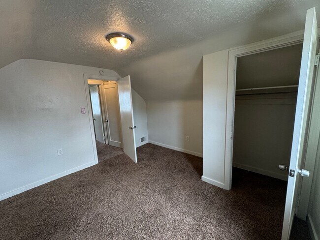 Building Photo - Available NOW! 4 Bed1Full Bath House