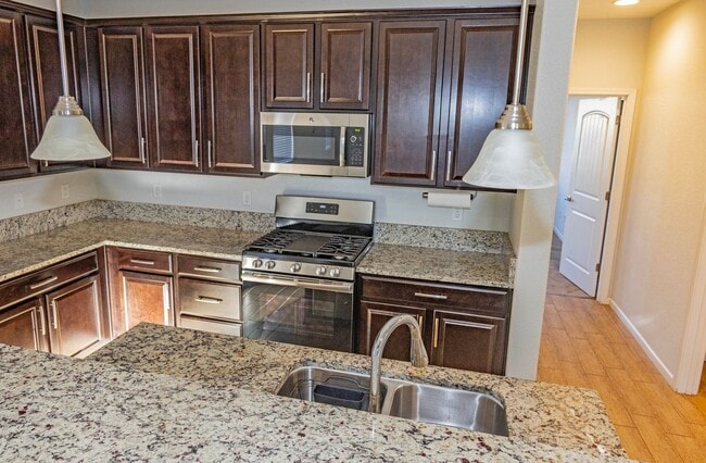 Building Photo - Great Townhome For Rent!