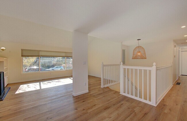 Building Photo - Spacious 4bd 2.5ba Home - Avail. Now!