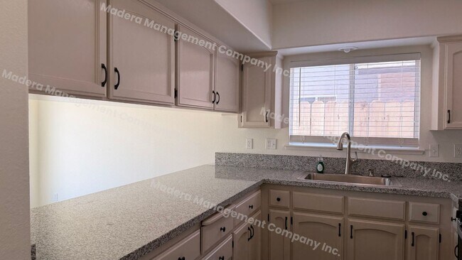 Building Photo - 4 Bed/ 2 Bath Available Now!