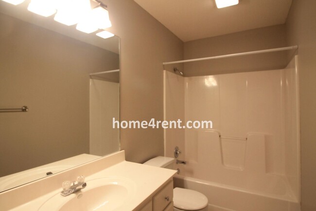 Building Photo - Beautiful Olathe Home, Updated Kitchen, Fe...