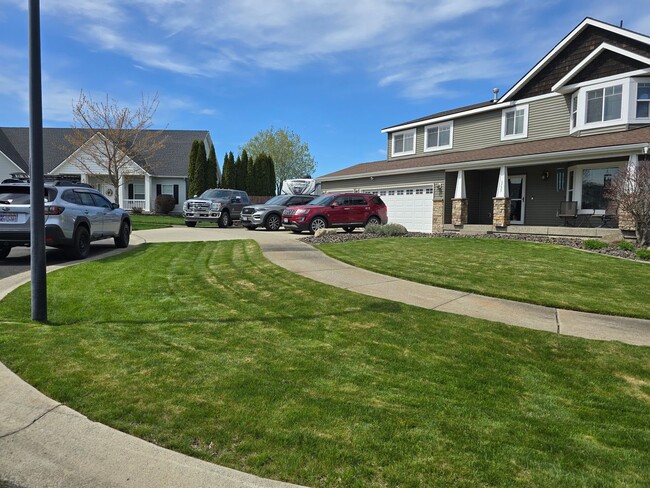 Building Photo - Beautiful 5 bedroom 2.5 bath home with 3 car garage and an additional Custom Shop in Post Falls!