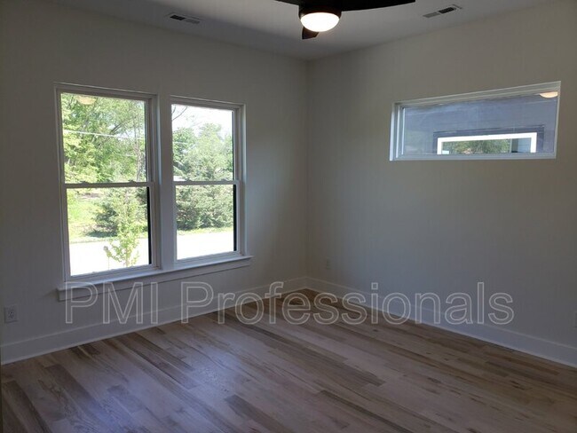 Building Photo - 215 Eisenhower Dr