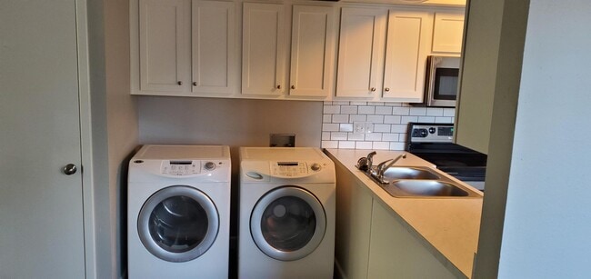 Building Photo - 13605 E Yale Ave