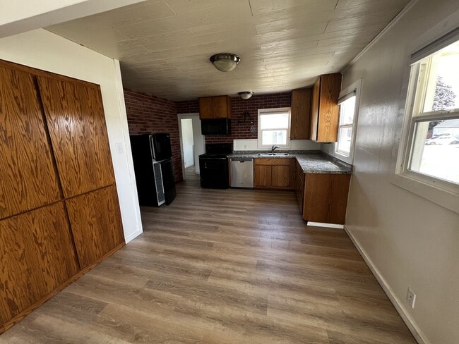 Building Photo - 311 E Lauff Ave
