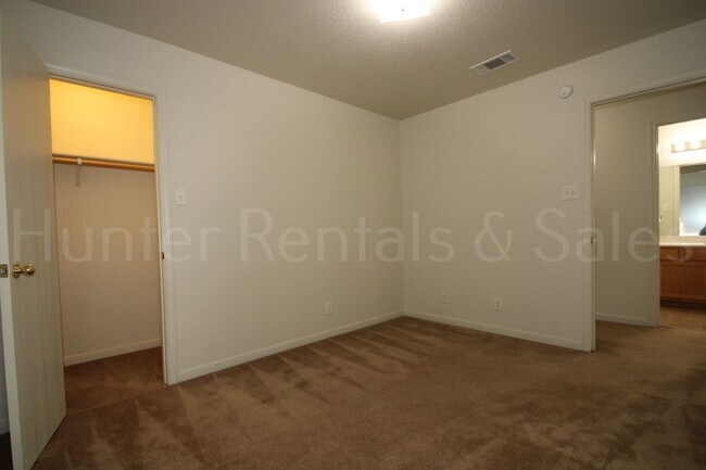 Building Photo - Rent Me Now!