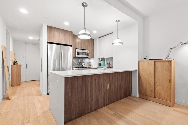 Building Photo - 160 1st St