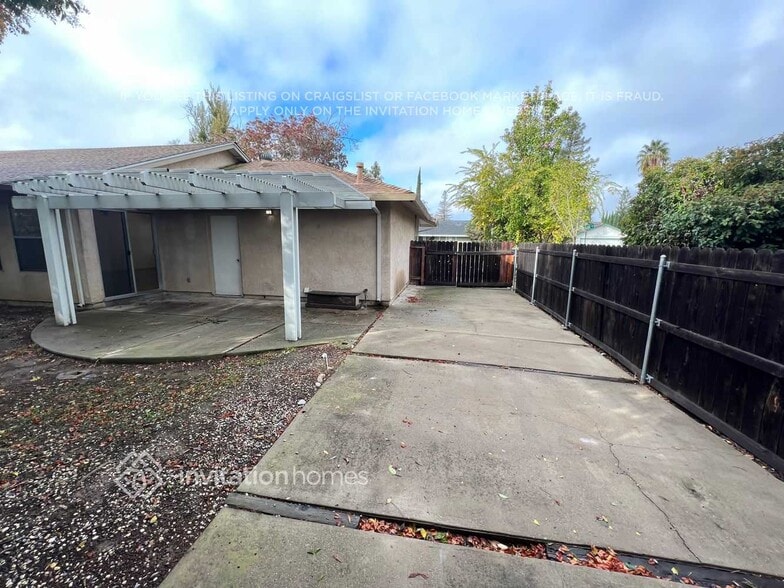 Building Photo - 460 Pelican Pl