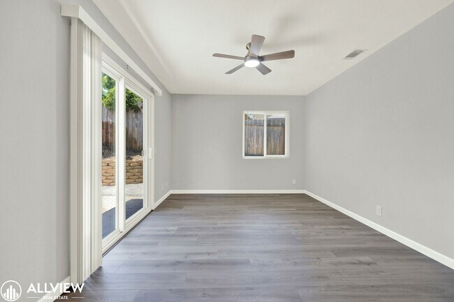 Building Photo - Newly Remodeled 4-Bedroom Gem with Spaciou...