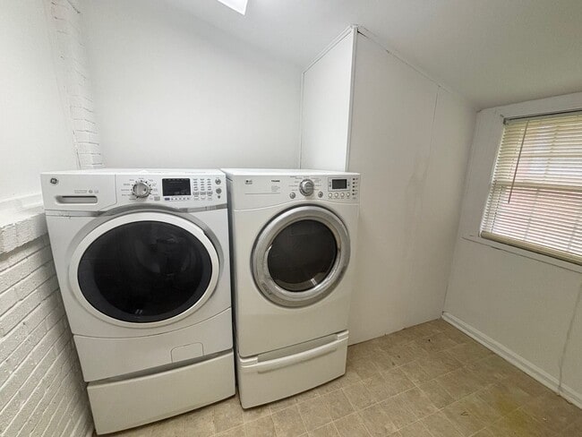 Building Photo - 3 Bedroom 1 Bath Home in Rosewood