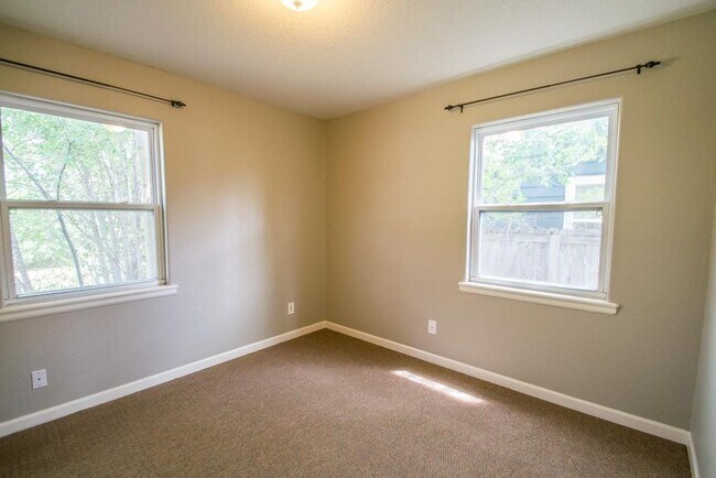 Building Photo - 2887 Moorhead Ave